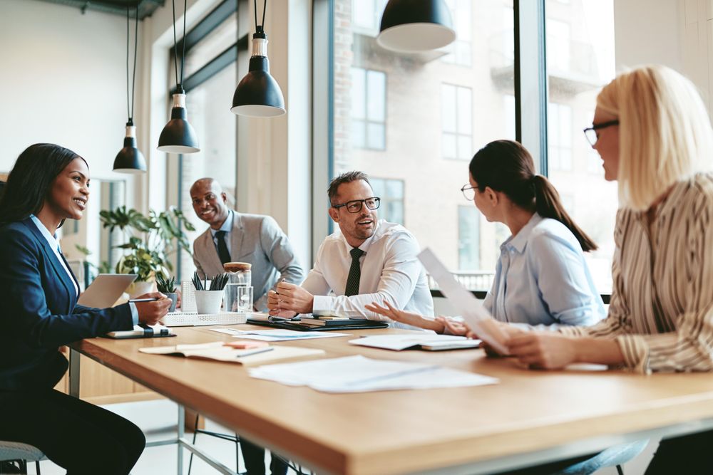 pessoas trabalhando em equipe no escritorio