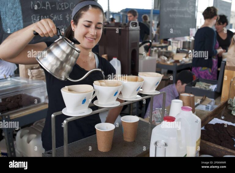 pessoas trabalhando em um cafe no domingo