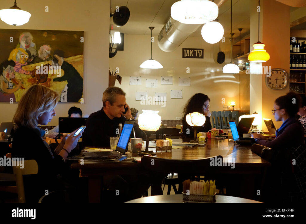pessoas usando computadores em um cafe