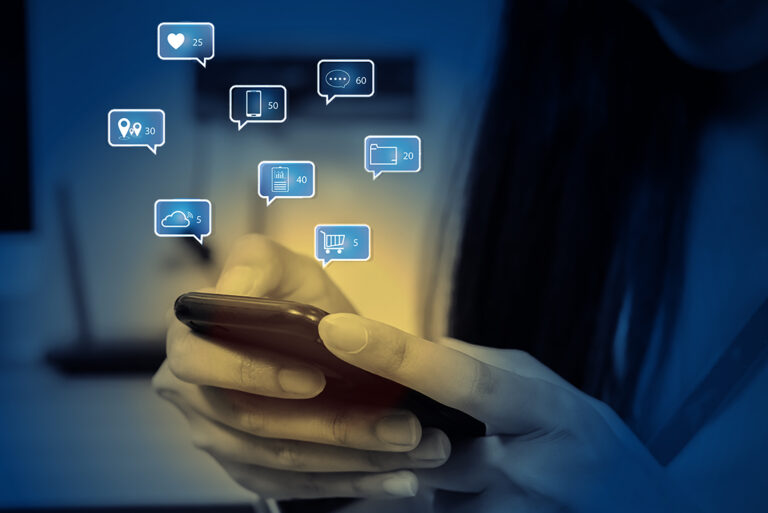 pessoas usando smartphones em ambiente criativo