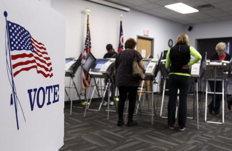 É permitido trabalhar no dia da eleição no Brasil 28 pessoas votando com entusiasmo nas urnas