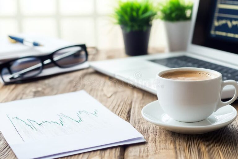 plantacao de cafe com documentos ao fundo
