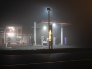 posto de combustivel iluminado a noite