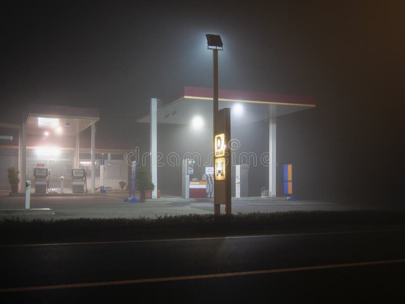 posto de combustivel iluminado a noite
