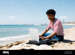 praia com laptop e alguem trabalhando