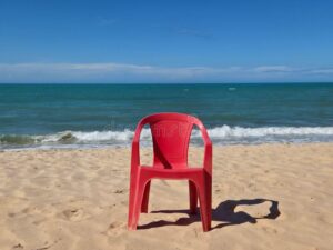 praia ensolarada com cadeiras de descanso