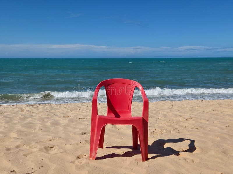praia ensolarada com cadeiras de descanso