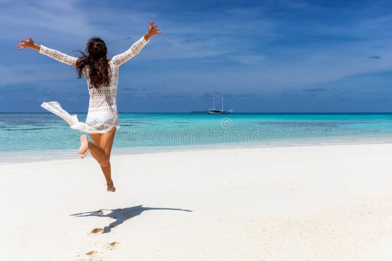 praia paradisiaca com viajantes felizes