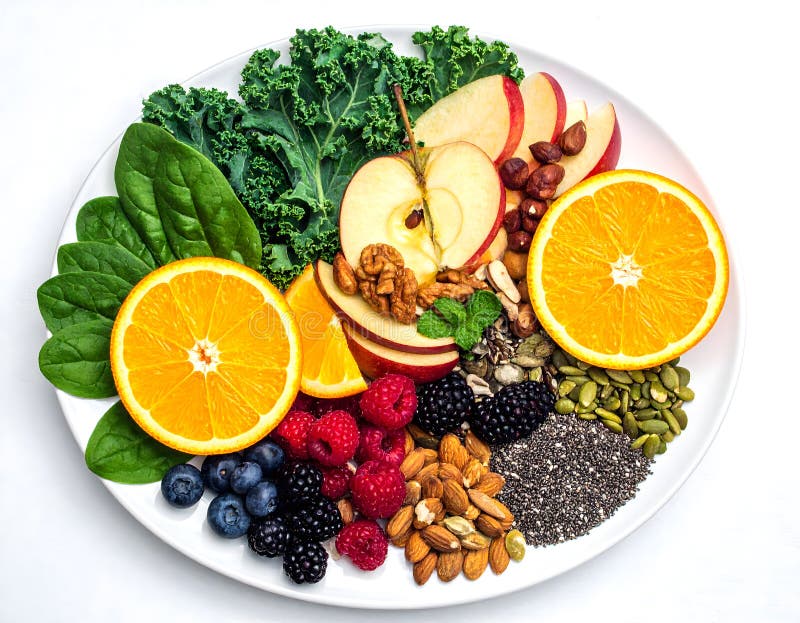 prato cheio com alimentos variados e frescos