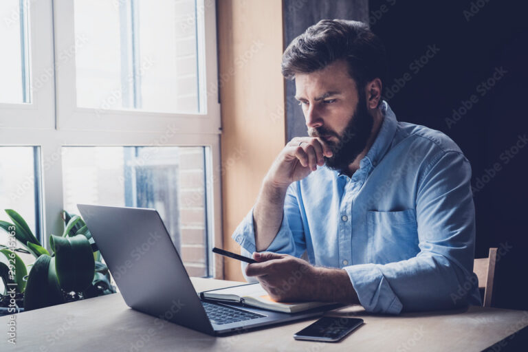 profissional de ti trabalhando em escritorio