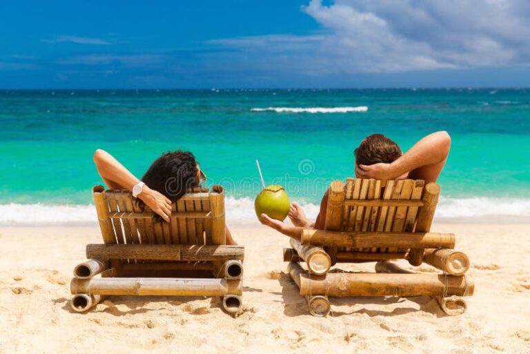 relaxe na praia sob o sol radiante
