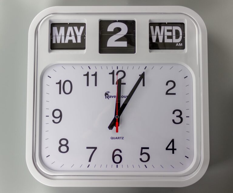 relogio com calendario e documentos de seguro