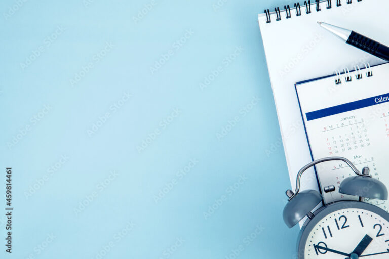 relogio com horas marcadas e caderno