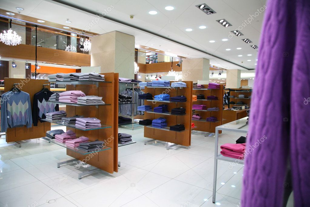 Quais são as principais diferenças entre roupas no atacado e no varejo