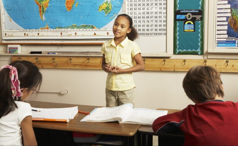 sala de aula com alunos em atividade