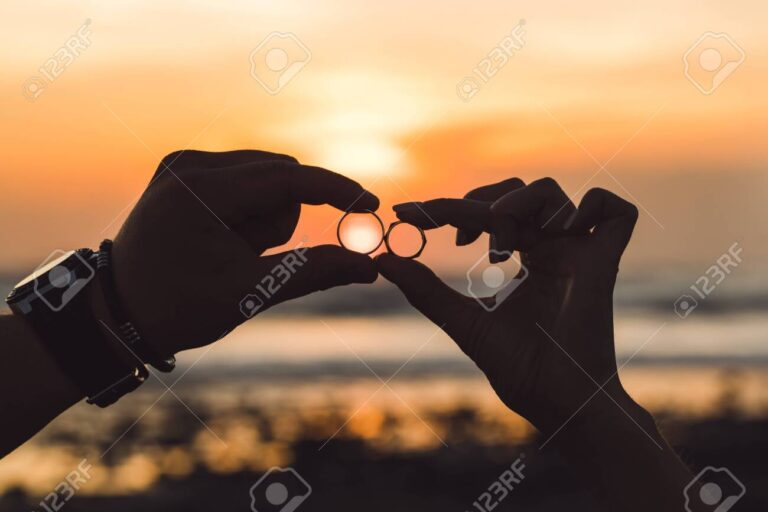 silhueta de um casal com aliancas