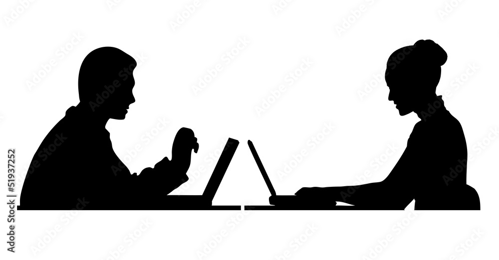 silhueta de uma pessoa em um computador