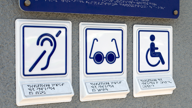 simbolo da acessibilidade em ambientes urbanos