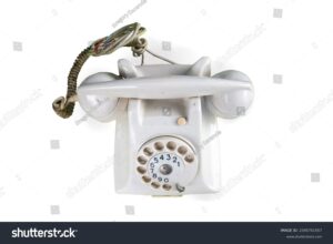 telefone antigo com fundo neutro