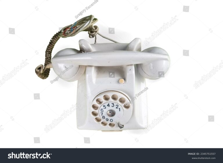 telefone antigo com fundo neutro