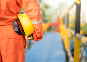trabalhador em altura com equipamento de seguranca 1