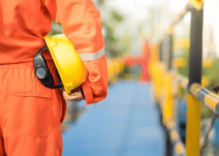 O Que É Trabalho em Altura e Quais São Seus Riscos e Cuidados 15 trabalhador em altura com equipamento de seguranca 2
