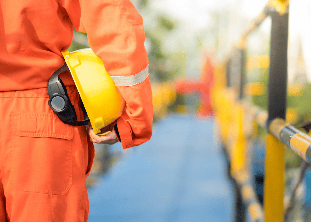 trabalhador em altura com equipamento de seguranca