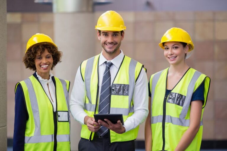O Que São NR's e Qual a Importância delas na Segurança do Trabalho 2 trabalhador em equipe usando equipamentos de protecao
