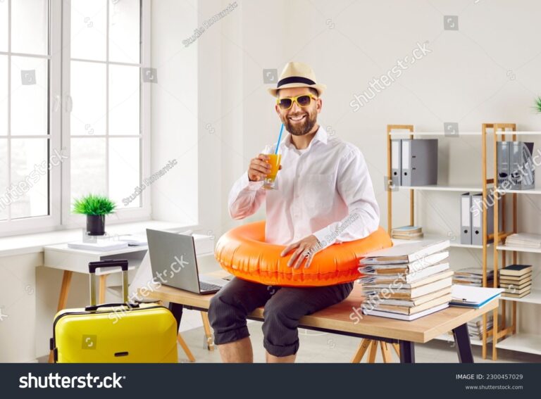 trabalhador em escritorio durante feriado