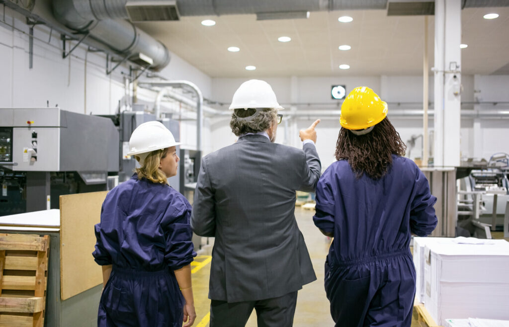 trabalhador usando protecao auditiva em ambiente industrial