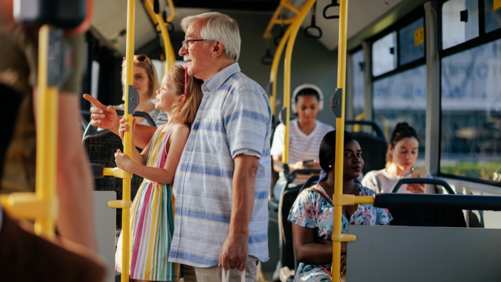 transporte urbano com passageiros e onibus