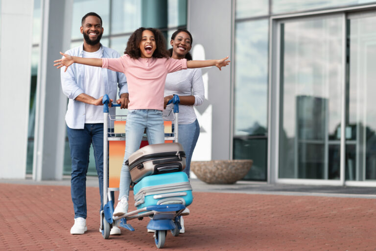 turista interagindo com um vendedor local