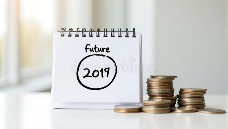 um calendario com moedas empilhadas