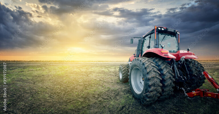 um campo agricola com um trator trabalhando