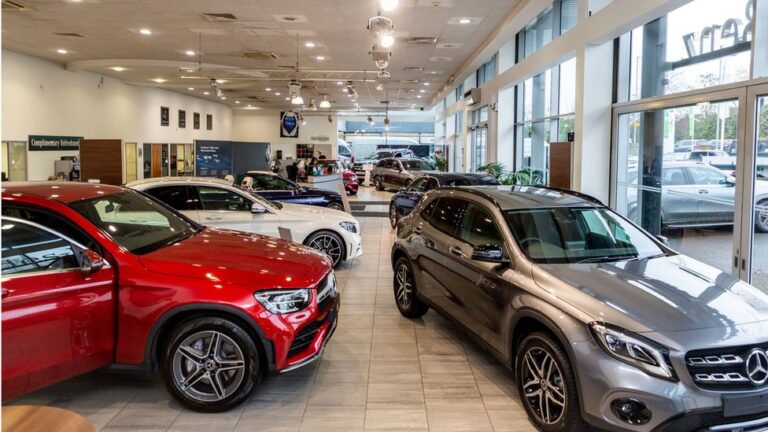 É Necessário Ter CNH Para Comprar um Carro Usado ou Novo 26 um carro em uma concessionaria