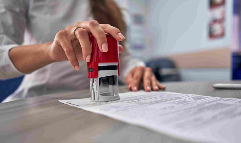 Como Obter a Certidão Negativa da Receita Estadual no RS 8 um cartorio com pessoas tirando documentos