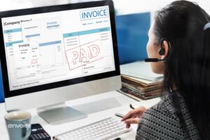 um computador com notas fiscais na tela