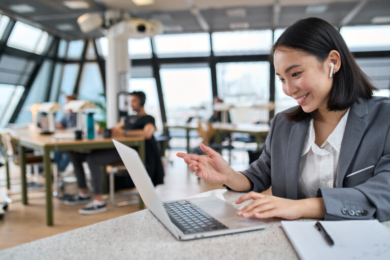 um computador personalizado em um ambiente de trabalho