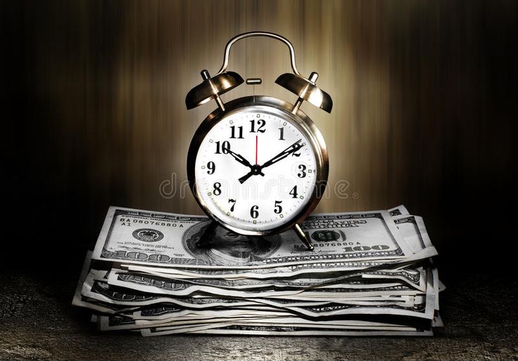 Como Pagar Seu Financiamento Mais Rápido e Economizar Juros 5 um relogio sobre pilhas de dinheiro