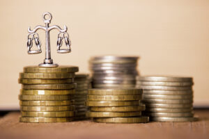 uma balanca com moedas e cpf