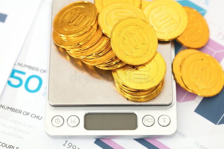 uma balanca com moedas e documentos 1