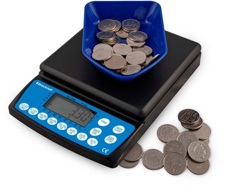 uma balanca com moedas e notas