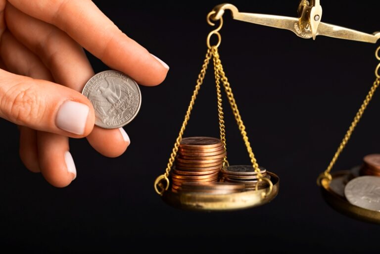 Até qual valor o MEI pode emitir nota fiscal Entenda as regras! 3 uma balanca com moedas e notas fiscais