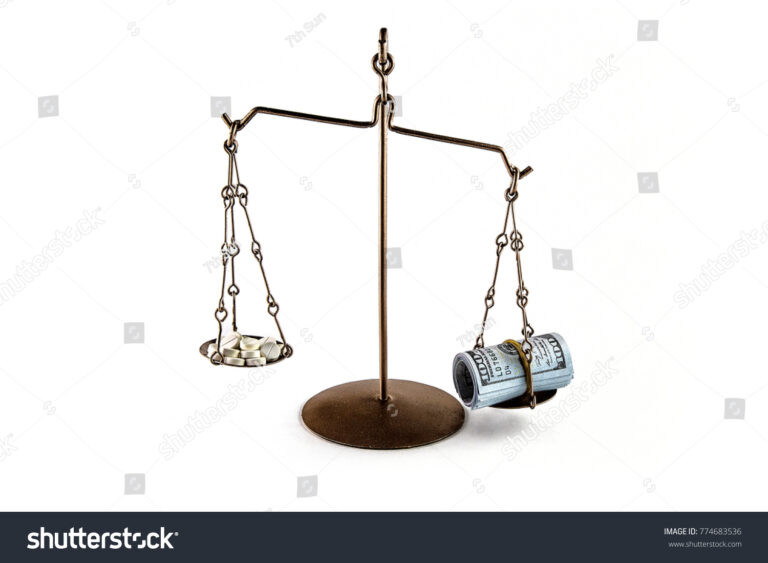 uma balanca de justica com drogas