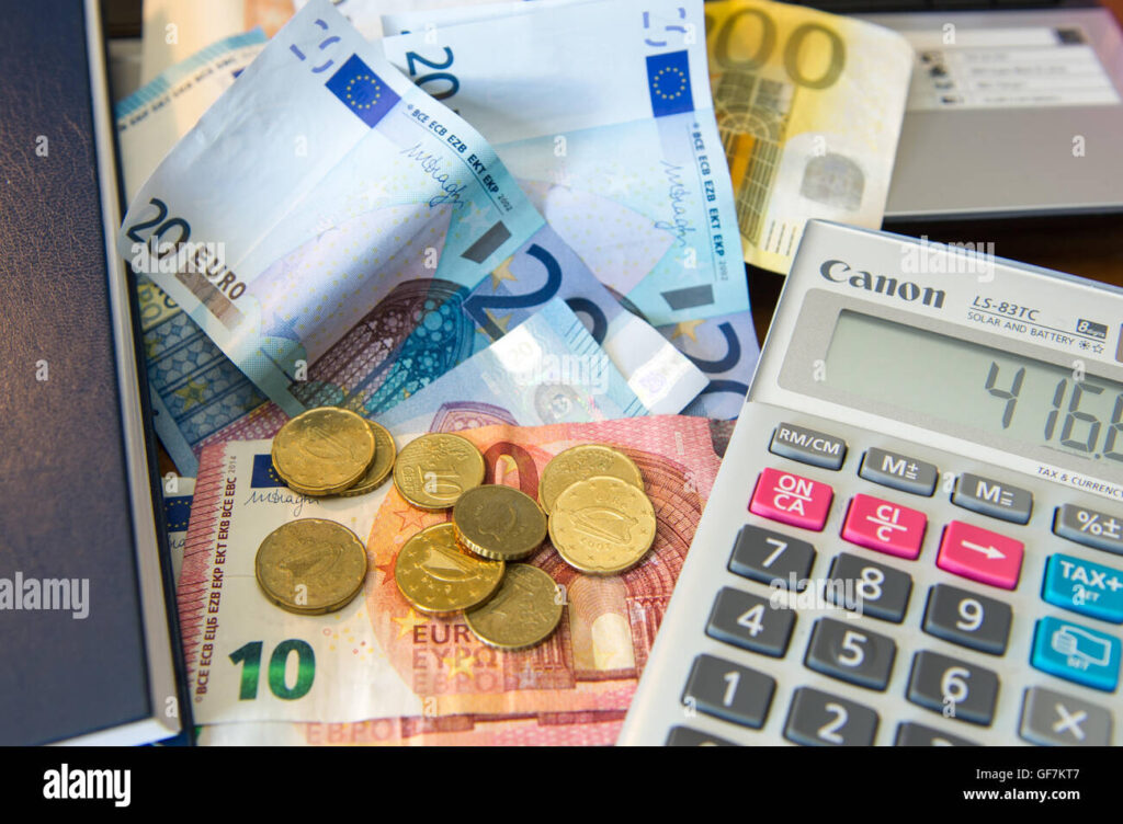uma calculadora com notas e moedas