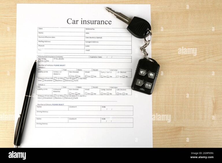 uma chave de carro sobre um documento