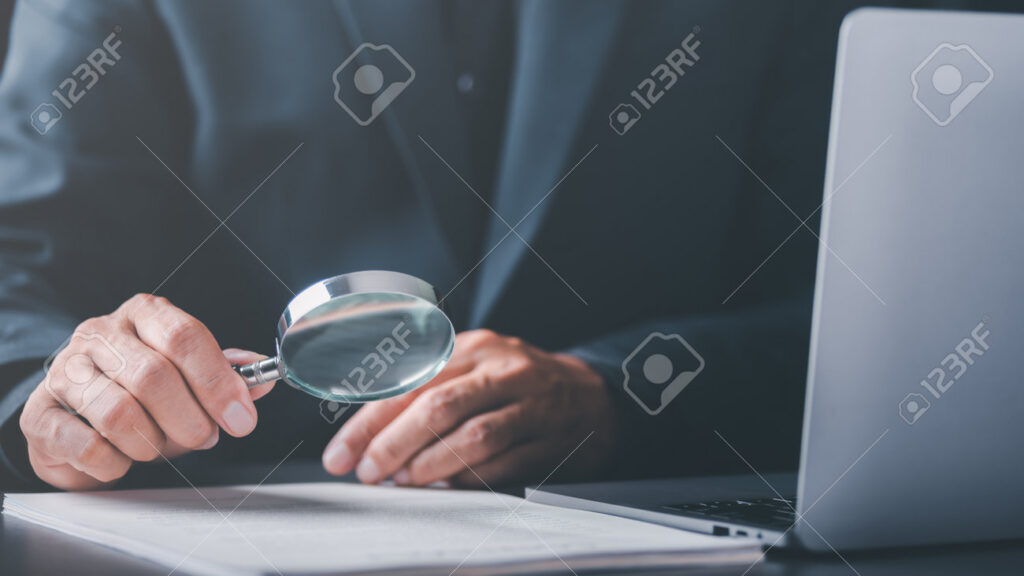 uma lupa sobre documentos de consulta