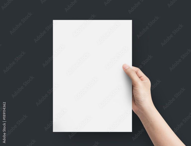 uma mao segurando um papel em branco