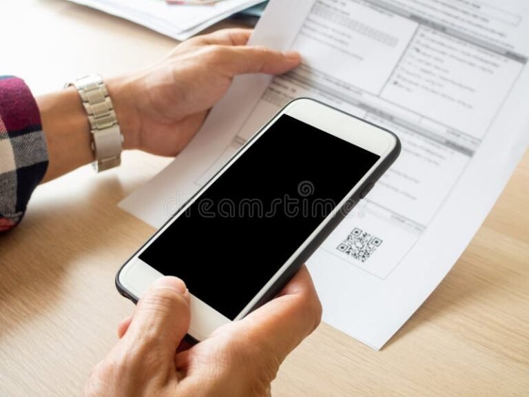 Como Emitir e Consultar a Nota Fiscal de Serviços Eletrônica Padrão Nacional 14 uma mao segurando um smartphone com notas fiscais