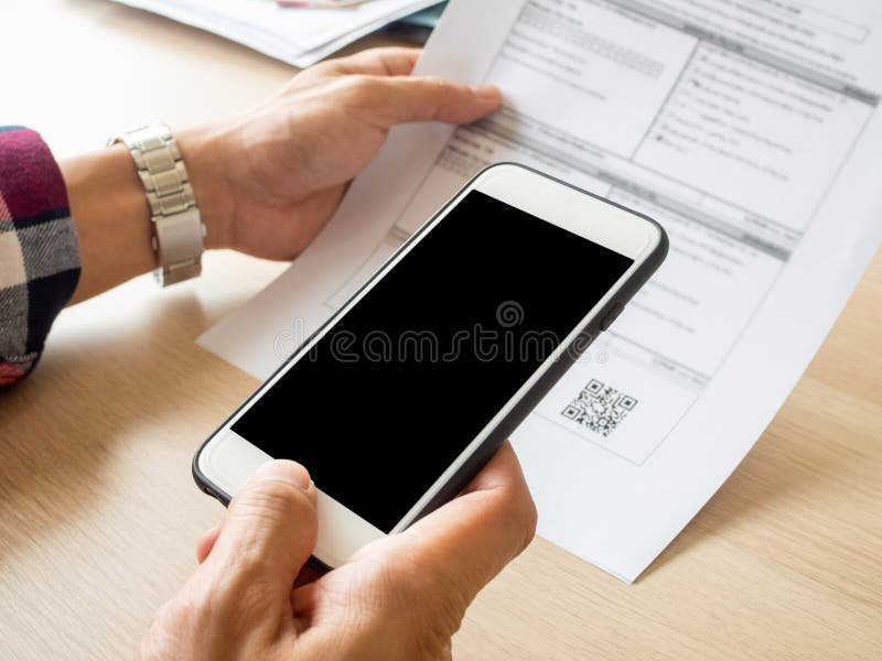 uma mao segurando um smartphone com notas fiscais